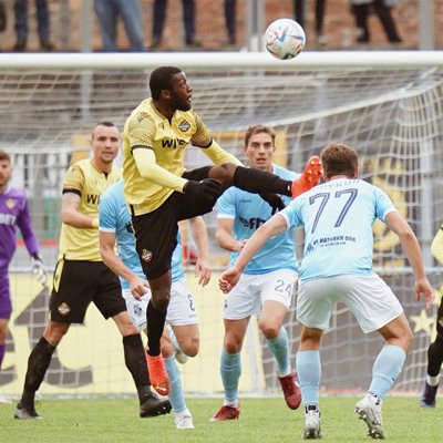 Футболистите на "Ботев" Пловдив (с "жълто-черни екипи) рухнаха срещу "Арда" в края на мача.