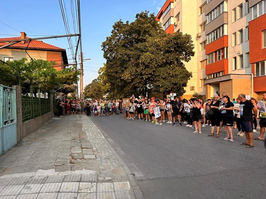 Хората се събраха пред дома на отказващия да подаде оставка шеф на Районното в Стамоблийски Ангел Керпиев.
