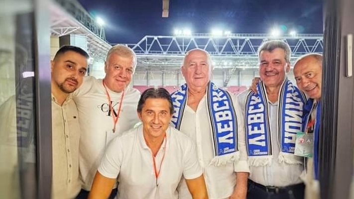 След 10 години Майкъл Чорни пак подкрепя футболния „Левски“ (снимка)