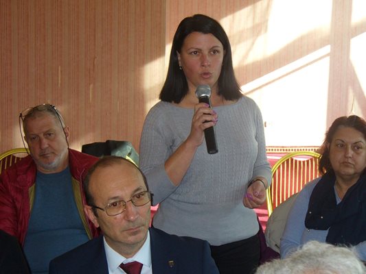 Теодора Иванова от Казанлък постави въпроси от сферата на общинското здравеопазване и културата.
Снимка: Ваньо Стоилов