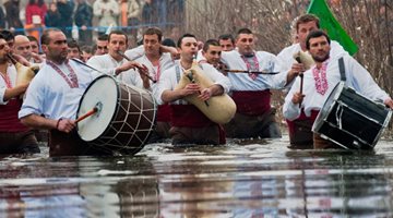 Чак от Петрич прииждат в Калофер за Мъжкото хоро, няма свободно легло до Хисаря (снимки)