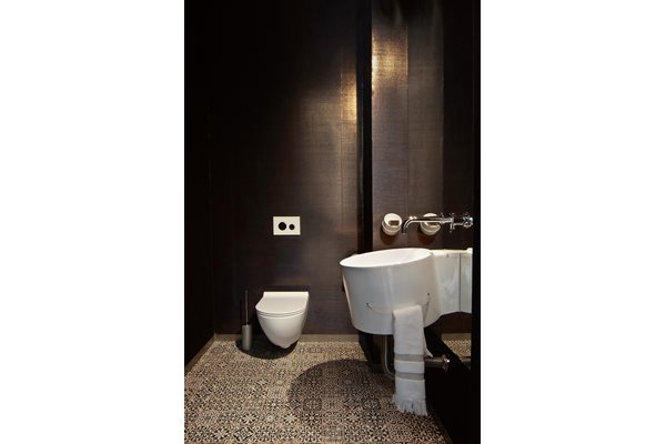 WC зона на първото ниво - мивка и аксесоари на Agape, дизайн на Уркиола от Verrsus.