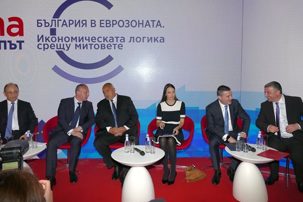 Влизането на България в еврозоната бе обсъждано на конференция, организирана от евродепутатите Сергей Станишев и Ева Майдел, в която участва и премиерът Бойко Борисов.