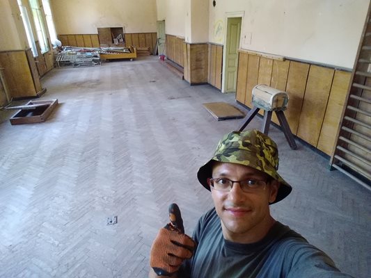 Пламен Иванчев разчиства стария физкултурен салон в село Караисен, а няколко месеца по-късно го възстановява изцяло.