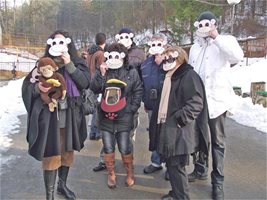 Шуменци протестираха с картонени маски и банани вчера срещу заплашения от закриване зоокът, създаден през 1945 г.
СНИМКИ:СТОЯН НИКОЛОВ