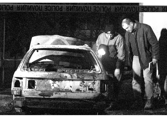 Криминалисти оглеждат опожарената кола, с която са избягали килърите на Румен Яневски