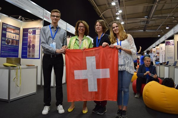 Посланик Мюриел Берсе Коен с швейцарските участници в 31-ото издание на Състезанието за млади учени (EUCYS) в София тази година

