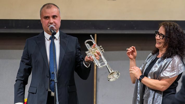 Евгени Маестрото показа тромпета от Слави Трифонов / Снимки: ПЛАМЕН КОДРОВ