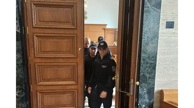 Съдът остави Ивайло Митев в ареста.

СНИМКА: АВТОРЪТ