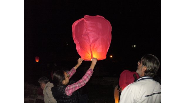 Пламтящи китайски фенери в нощното небе на Стара Загора - с тази инициатива приятелите на д-р Евгений Желев му отдават днес последна почит.