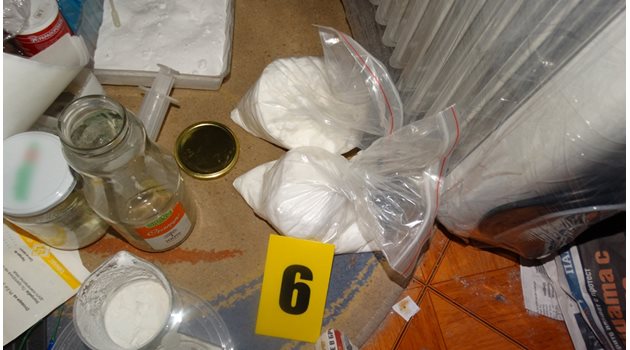 Други от намерените химически вещества в дома на 16-годишния.