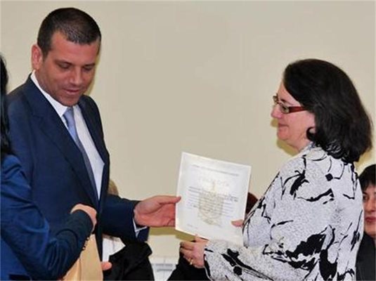 Главният секретар на МВР Калин Георгиев награждава Антоанета Иванова от 112. 
СНИМКА: ХРИСТО РАХНЕВ
