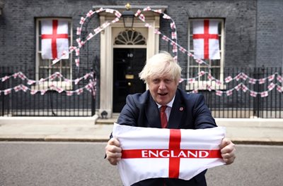 Премиерът на Великобритания Борис Джонсън надъхва нацията със знамето на Генуа, на което пише Англия.