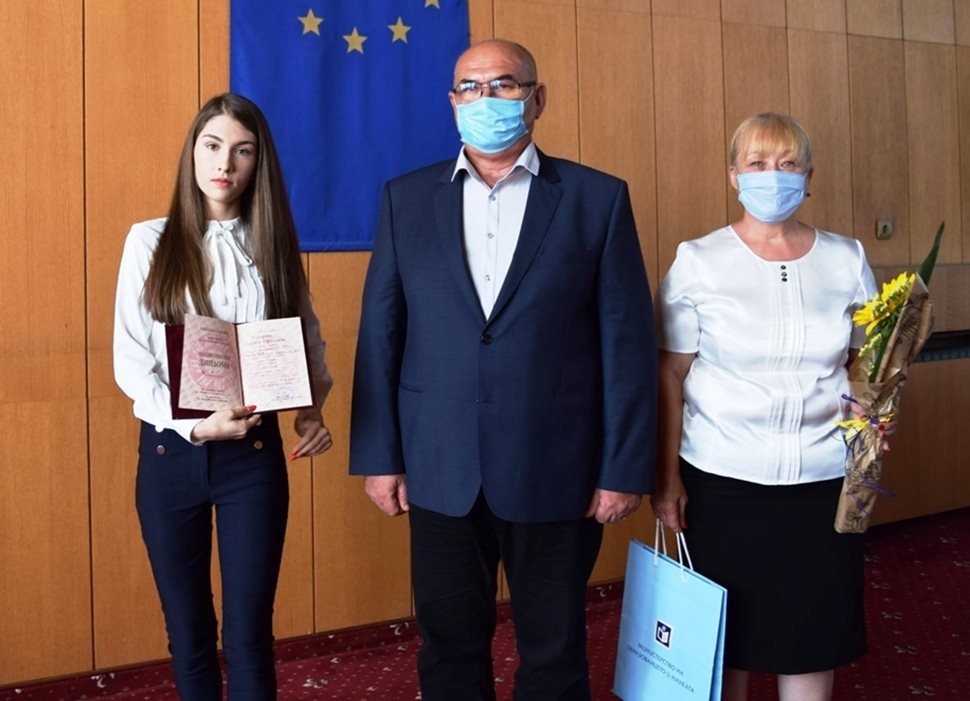 Областният на Велико Търново Георги Гугучков и шефката на РУО Розалия Личева присъстваха на награждаването на Маргарита с национална диплома.