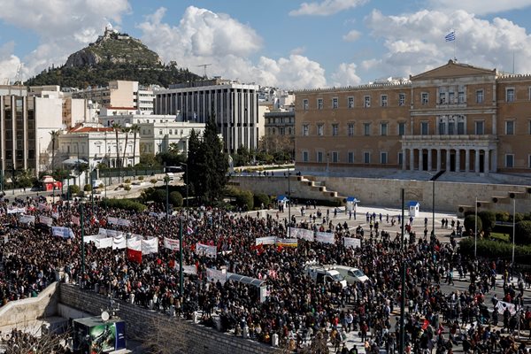 Протестиращи се събраха пред сградата на парламента в Атина след сблъсъка на два влака край Лариса миналата седмица.
СНИМКИ: РОЙТЕРС
