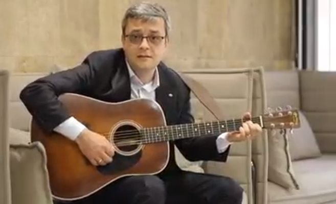 Тома Биков от ГЕРБ също свири на китара.