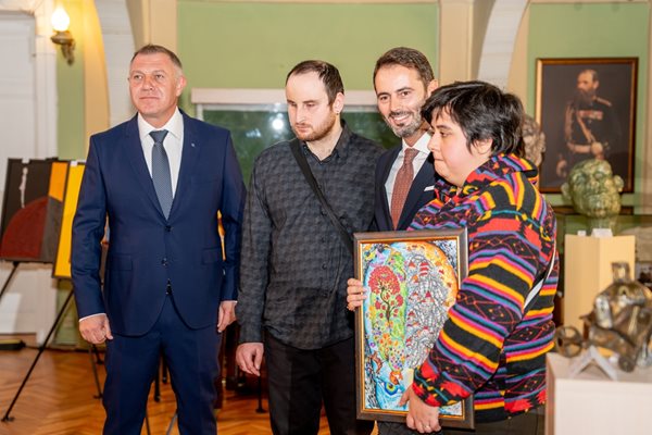 Борислава Марчева, Микеле Санторели, Денис Попов и Ивайло Кючуков, изпълнителен директор на фондацията, (от дясно на ляво) по време на изложбата