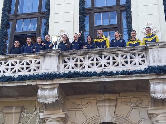 Волейболистките на "Марица" вдигнаха купата на терасата в сградата на община Пловдив.