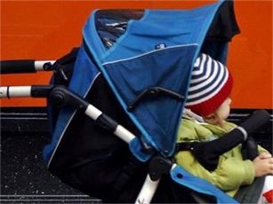 18-годишен шофьор връхлетя количка с 9-месечно бебе