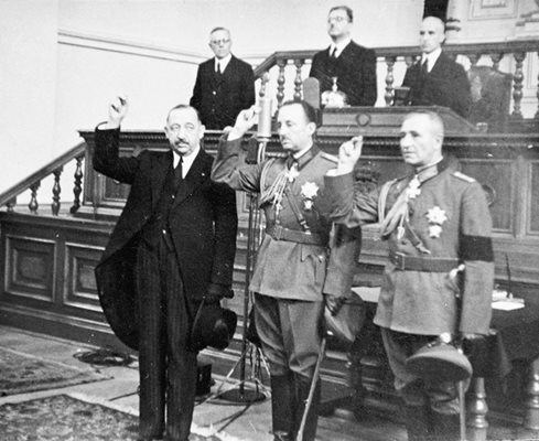Принцът (в средата) дава клетва в Народното събрание заедно с Богдан Филов и ген. Никола Михов