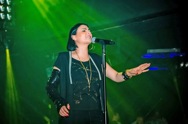 Софка пя на микрофон на стойка / Снимки: Gabana Nightclub