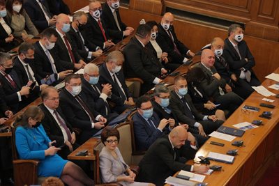 Най-примерните депутати в пленарната зала с маски са от ГЕРБ и ДБ.