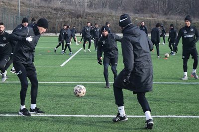 Футболистите на "Локомотив" (Пловдив) продължават подготовката си на лагера в Сандански.