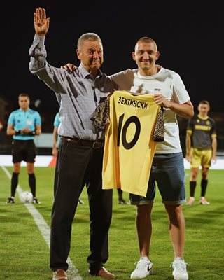 Петър Зехтински и Тодор Неделев приветстват "жълто-черните" фенове на стадиона в Коматево.