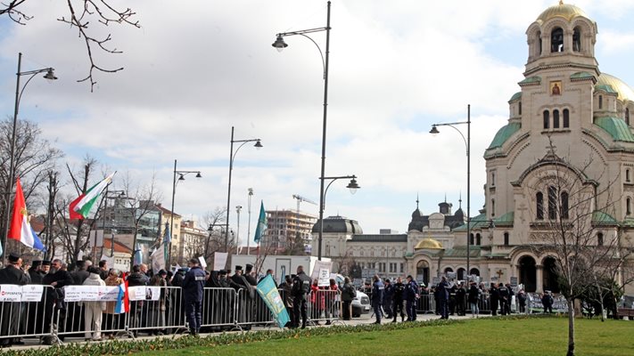 Самарското знаме, църковни и български флагове се развяваха на протеста и контрапротеста във вторник