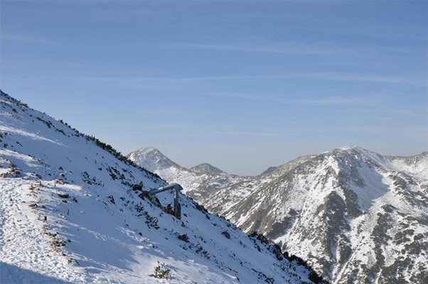 На връх Ботев в Стара планина и на Черни връх във Витоша има мъгла и много силен вятър. СНИМКА: АРХИВ