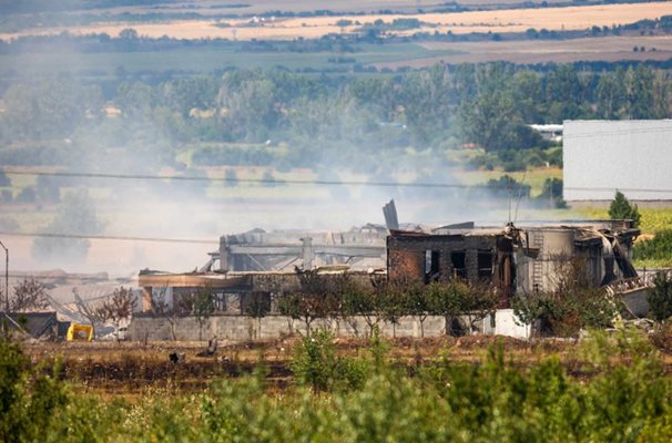 Част от сградите на изгорелите складове край Елин Пелин Снимка: Георги Палейков