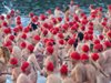 Над 1000 души плуваха голи на остров Тасмания (Снимки)