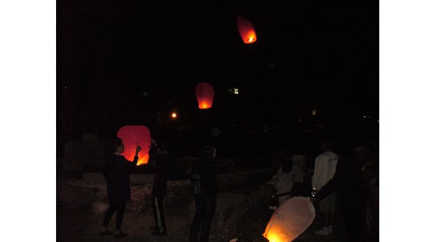 Пламтящите фенери в нощното небе са нашата последна почит към д-р Евгений Желев, казаха неговите приятели.