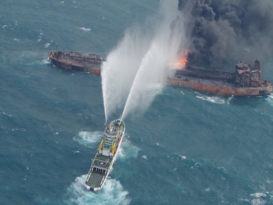 Китайските власти са открили черната кутия и още две от телата на изчезналите моряци от екипажа на иранския петролен танкер Снимка: Ройтерс