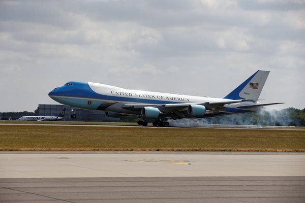Президентският самолет "Еър Форс Уан" каца на лондонското летище "Станстед". Снимка РОЙТЕРС