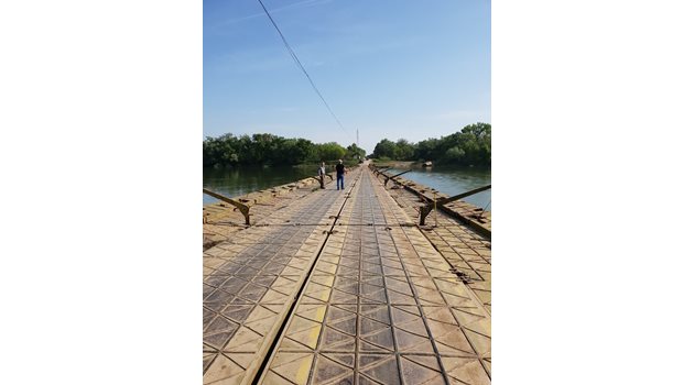 Понтонен мост свързва остров Персин със сушата.
