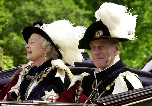 Елизабет II и съпругът й в облекла на Ордена на Жартиерата през 2001 г.
СНИМКИ: РОЙТЕРС