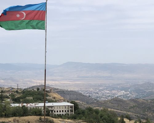 От височините над Шуша като на длан се вижда населеният с арменци Степанакерт, чието старо име е Ханкенди.