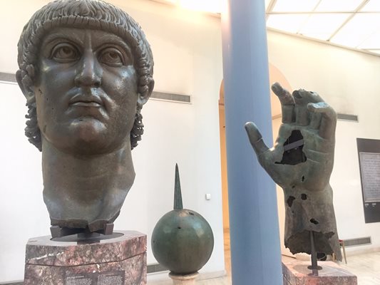 Вътре в музеите се намират бронзовата глава и ръка на Константин Първи и глобусът, който е държал.