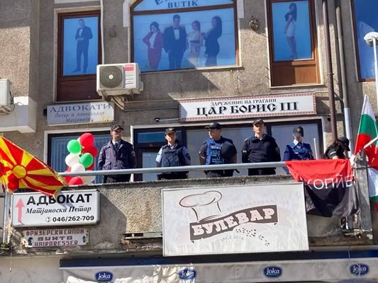 Полицаи пред българския културен клуб "Цар Борис Трети" в Охрид.
СНИМКА: Личен архив