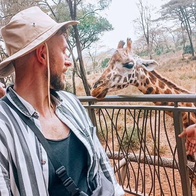 Иван Панайотов се снима с жираф в Кения