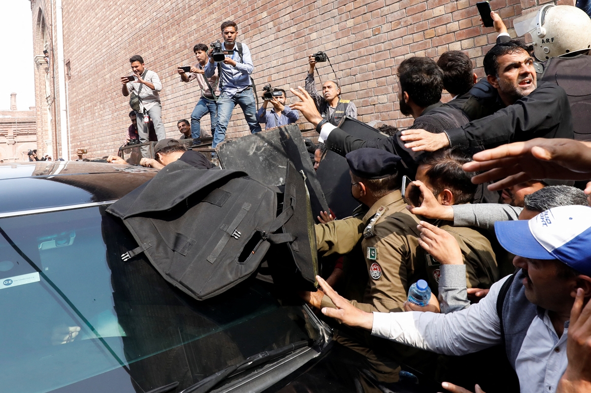 Пакистански съд пусна под гаранция Имран Хан по дела за тероризъм (Снимки)