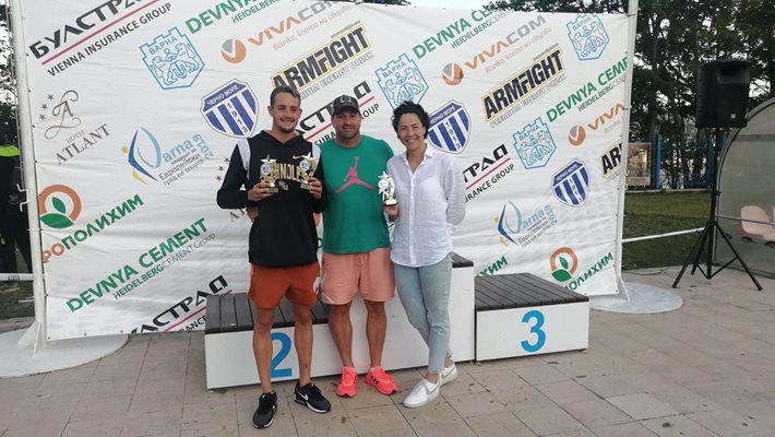 Йордан Янчев и Екатерина Аврамова с трофеите си. Снимка: фейсбук на ПСК "Черно море"