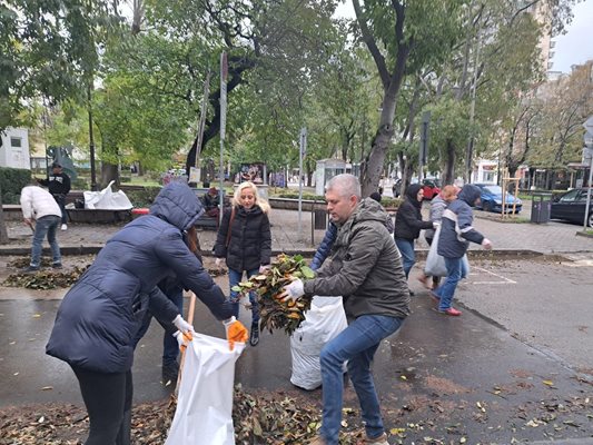 Благомир Коцев призова варненци да се включат като почистят пред домовете и офисите си преди да е връхлетял ураганът „Фредерик“. Снимки: Фейсбук