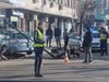 Кола отнесе светофар и се заби в аптека на централна улица в Габрово (Снимки)