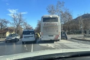 Автобус и кола се блъснаха до прелез в Пловдив