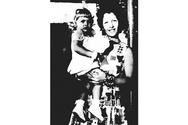 Малката Даня с майка си Ана, преди жената да почине и да остави момиченцето сираче на 6 г.