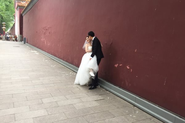 Стената на Забранения град е едно от любимите места за снимки на младоженците.