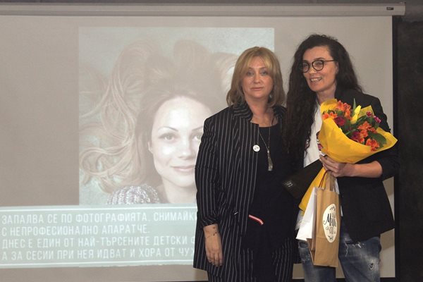 Венелина Гочева връчва плакета на вдъхновителката Биляна Савова