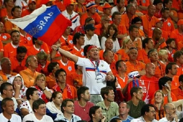 Димитрий Обрететски  развява руски флаг сред море от холандски привърженици.